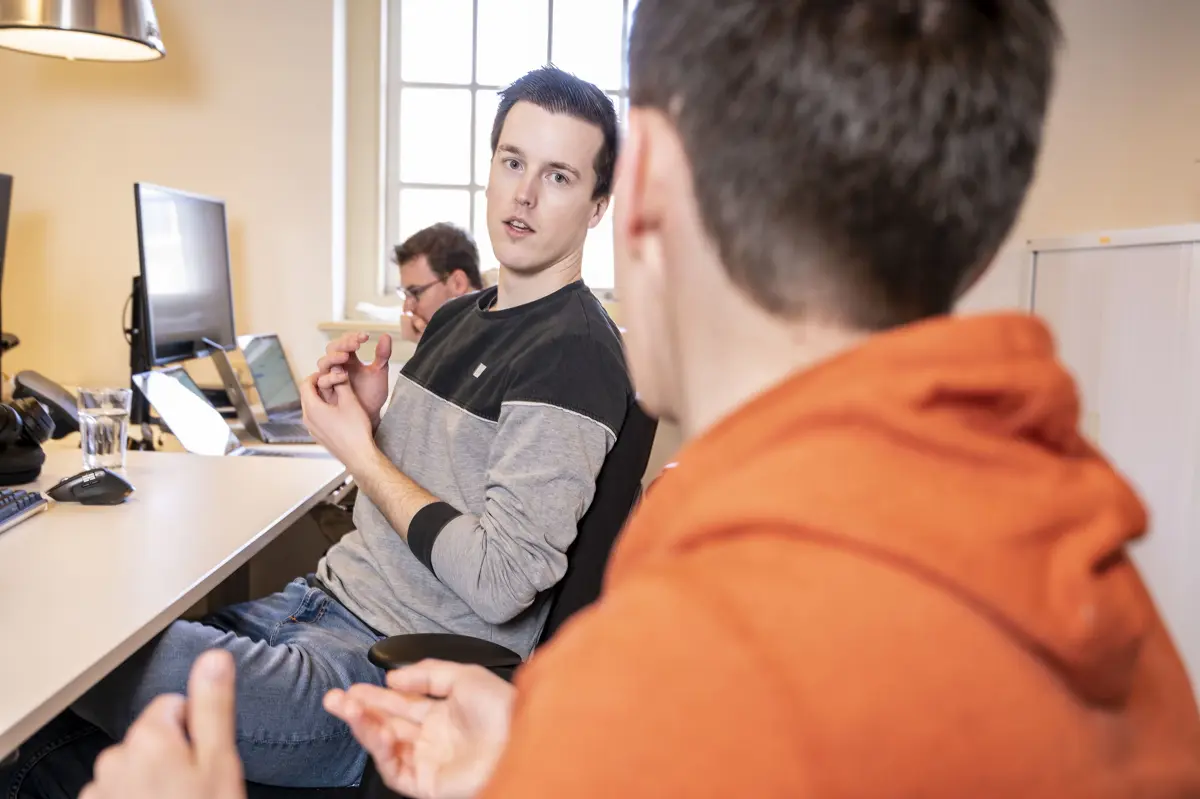 Samen op kantoor bij Sping